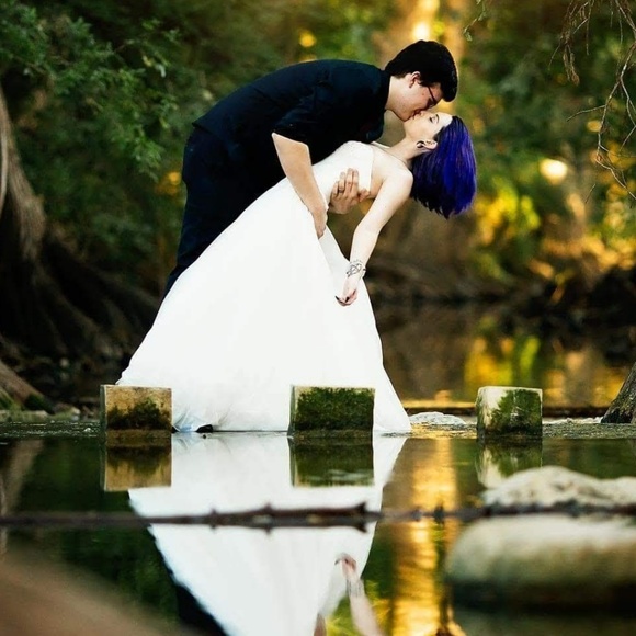 WEDDING DRESS TRY ON PHOTOS - Picture 1 of 5